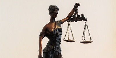 Ausschnitt einer Statue der Justitia