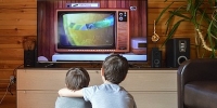 2 Kinder schauen Fernsehen